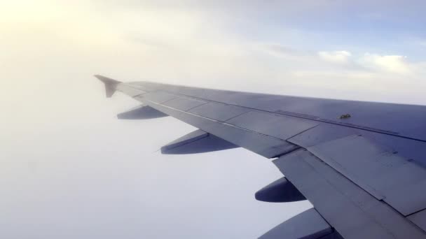 Потрясающий Видеоклип Снимает Момент Крыло Самолета Появляется Плотного Слоя Облаков — стоковое видео