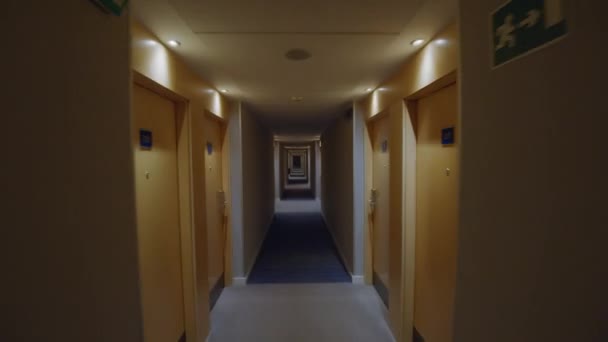 Guick Chodzić Korytarzem Hotelowym Żółtymi Drzwiami Numerami Pokoi — Wideo stockowe