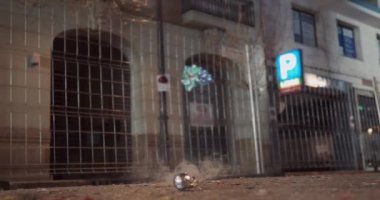 Valencia İspanya 'daki Fallas. Evlerin yakınındaki caddelerde havai fişekler patlıyor, kıvılcımlar ve duman çıkıyor.