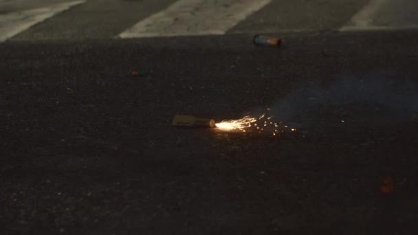 スペインのバレンシアの街でのファラスのお祝い 燃焼爆竹は道路に残り 突然爆発します — ストック動画