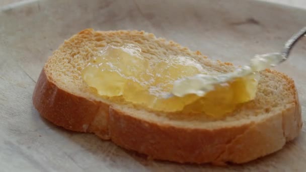 Mit Einem Messer Marmelade Auf Einem Stück Brot Verteilen — Stockvideo