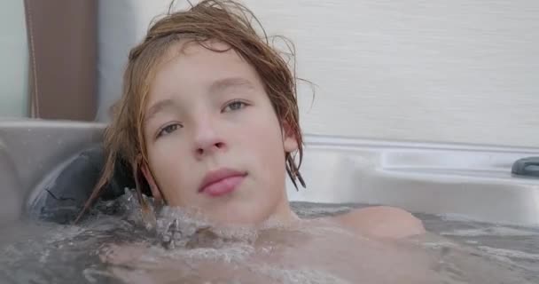 Adolescente Disfruta Una Bañera Hidromasaje Rodeado Burbujas Agua Contemplando Saboreando — Vídeo de stock