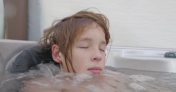 Підліток Насолоджується Собою Відкритому Повітрі Гарячій Ванні Оточеній Водними Бульбашками — стокове відео