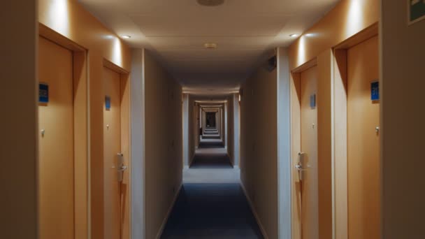 Guik Promenader Ner Hotellkorridoren Med Gula Rumsdörrar — Stockvideo