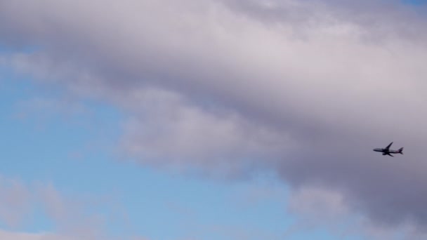 Amplio Plano Avión Vuela Través Del Cielo Azul Con Nubes — Vídeos de Stock