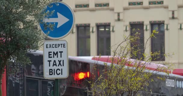 Красный Автобус Останавливается Светофоре Рядом Дорожным Знаком Котором Написано Обязательный — стоковое видео