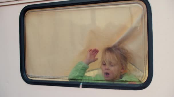 Ένα 5Χρονο Κορίτσι Φυσάει Στο Παράθυρο Του Φορτηγού Και Ζωγραφίζει — Αρχείο Βίντεο
