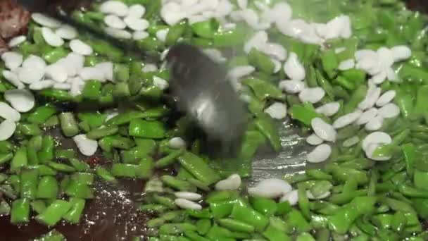 Cocinar Judías Verdes Judías Blancas Con Pollo Aceite Hirviendo Una — Vídeos de Stock