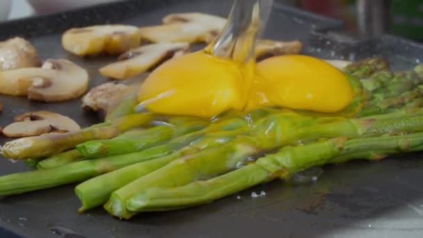 Asar Espárragos Setas Parrilla Con Adición Dos Huevos Pollo — Vídeo de stock