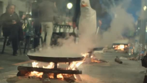 Люди Наслаждаются Повар Готовит Паэлью Улице Валенсии Испания Большой Сковороде — стоковое видео