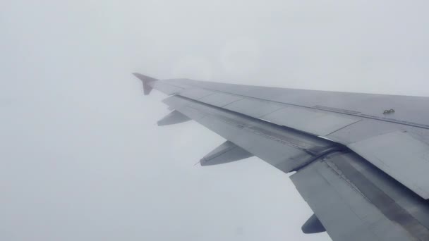 Wing Flying Passenger Aircraft Closed Flaps Backdrop Gray Sky Dense — Stock Video