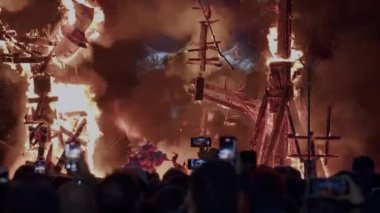 İnsanlar geceleri yanan ninot bebekleri cep telefonlarıyla yakalıyor. Valencia, İspanya 'da Fallas' ın kutlamaları