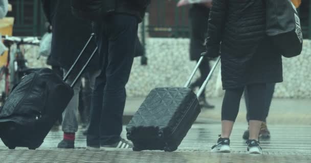 Çantalı Büyük Çantalı Insanlar Yağmurlu Havada Spanya Valencia Yaya Geçidinde — Stok video
