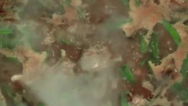 Preparazione Piatto Tradizionale Spagnolo Fagiolini Pollo Con Spezie Brodo Bollente — Video Stock