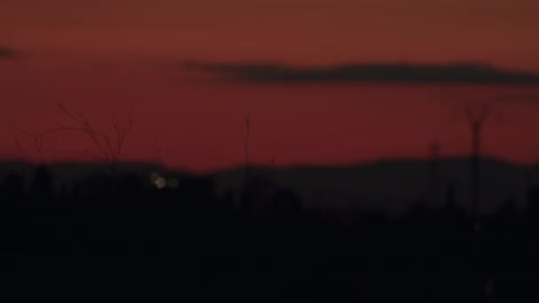 Wieczorem Wieś Wiejska Jest Pochłonięta Czerwonym Zachodem Słońca Samochód Przechodzi — Wideo stockowe