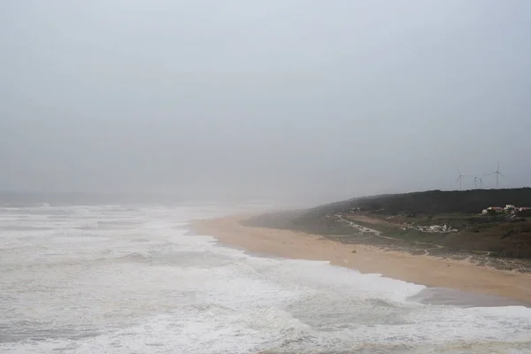 Foto Horizontal Mar Tormentoso Nublado Olas Turbulentas Cabo Cubierto Bosque — Foto de Stock