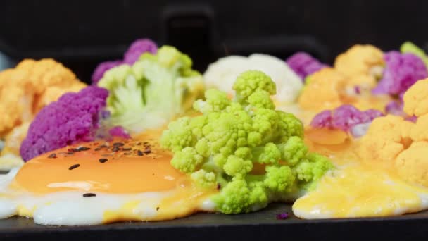 烤生机勃勃的花椰菜 顶部有一个阳光灿烂的侧面煎蛋 撒满了种子 — 图库视频影像