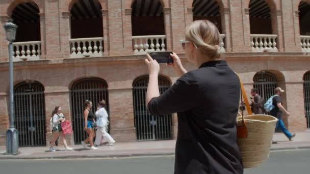 西班牙瓦伦西亚托罗斯广场 一名戴着白色太阳镜的年轻女子拍摄的慢镜头 — 图库视频影像