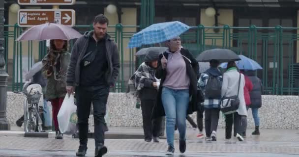 Валенция Испания Мая 2023 Года Толпа Пешеходов Некоторые Зонтиками Некоторые — стоковое видео