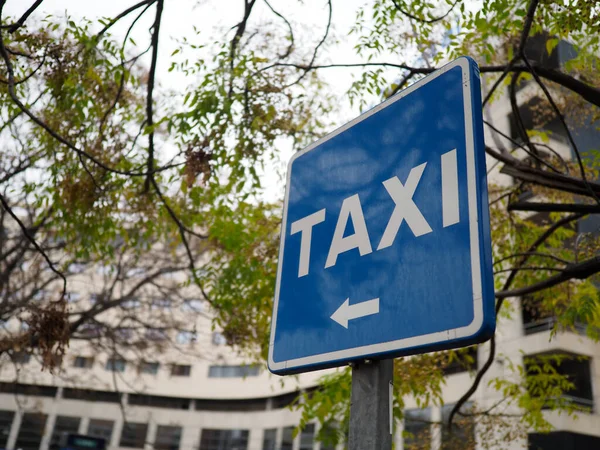 タクシー乗り場方向を示す矢印の付いた青いタクシー標識 — ストック写真