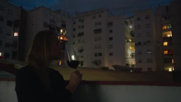 Una Giovane Donna Trova Balcone Con Vista Sul Cortile Una — Video Stock