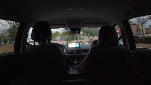 Πατέρας Οδηγεί Αυτοκίνητο Στους Δρόμους Της Πόλης Τον Γιο Έναν — Αρχείο Βίντεο
