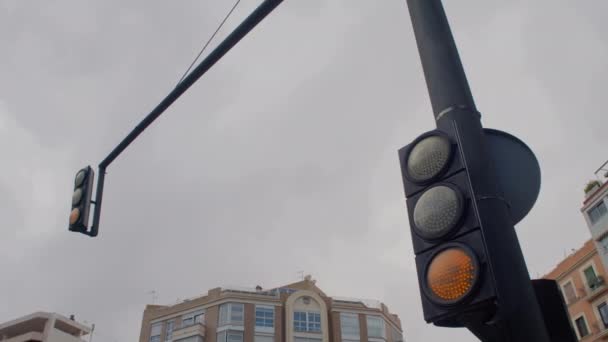 Fotografie Unghi Scăzut Unei Semafoare Deasupra Intersecției Urbane Lumină Galbenă — Videoclip de stoc
