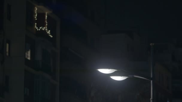 Капли Дождя Падают Ночью Свете Уличного Фонаря Заднем Дворе Дома — стоковое видео