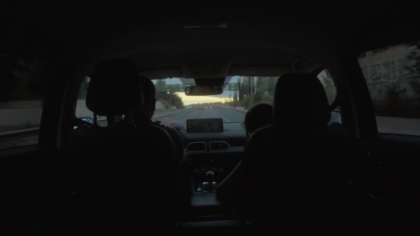 Ojciec Syn Filmowani Tyłu Jadą Przez Tunel Wychodzą Autostradę Sprawdzając — Wideo stockowe