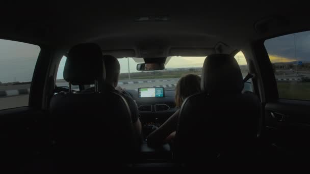 Ojciec Syn Jadą Samochodem Który Porusza Się Rondzie Sprawdzają Trasę — Wideo stockowe