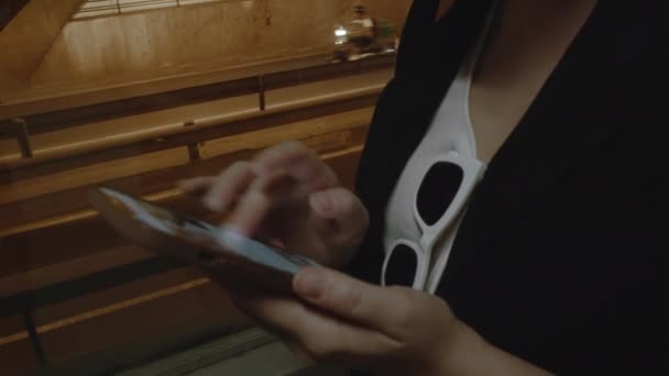 クローズアップ 暗い空間でスマートフォンを持っている女性の手 — ストック動画