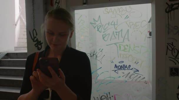 クローズアップ 暗い空間でスマートフォンを持っている女性の手 — ストック動画