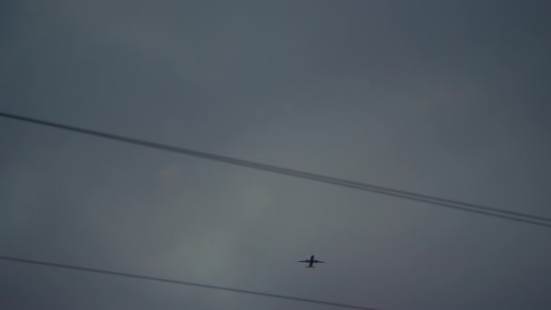 Baixo Ângulo Tiro Avião Voando Céu Crepúsculo Sobre Linhas Energia — Vídeo de Stock