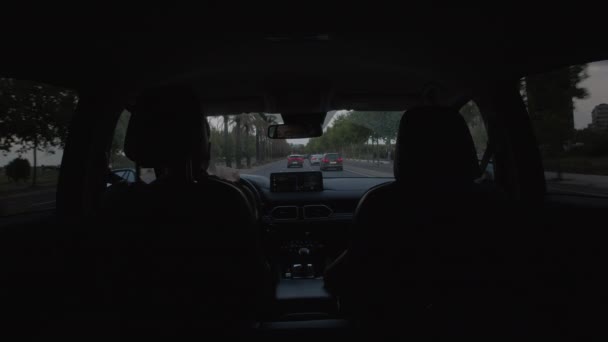 Pohled Zezadu Temném Interiéru Auta Projíždějícího Večerním Městem Dvěma Lidmi — Stock video