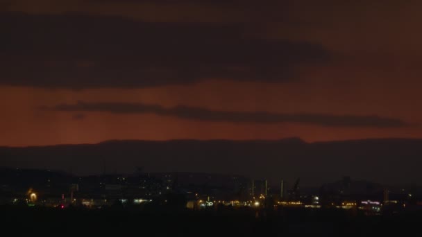 夜色明亮 车辆在漆黑的天空中飞驰而过 远处是群山环绕 — 图库视频影像