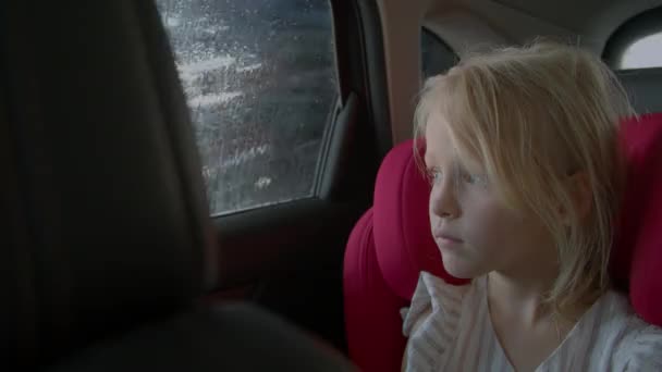 Menina Está Sentada Cabine Dos Carros Assento Vermelho Criança Está — Vídeo de Stock
