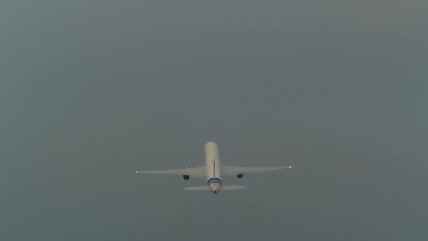 Самолет Летит Облачном Небе Исчезает Среди Облаков — стоковое видео