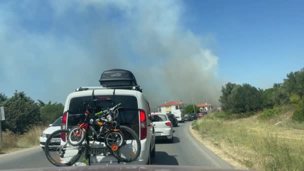 ギリシャの広大な夏の山火事の間 道路は今森林が燃えているように混雑しています — ストック動画
