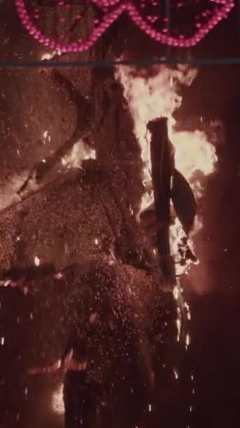 垂直ビデオ スペインのバレンシアで祝われている明るい飛行火で大きな忍者の人形が火災で焼かれる伝統的なフェスティバルファラス — ストック動画