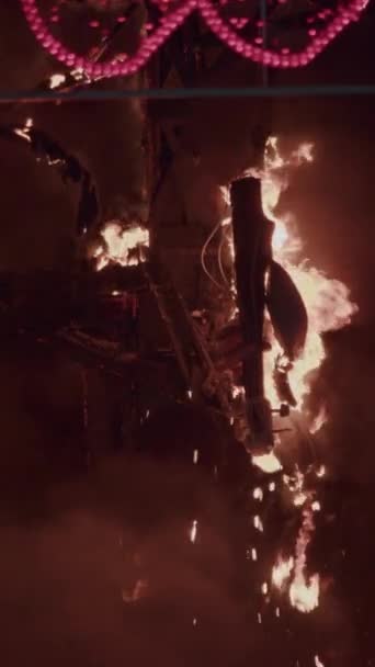 在西班牙瓦伦西亚 一年一度的狂欢节每年都会在街上燃起篝火 用的是妮诺娃娃 — 图库视频影像
