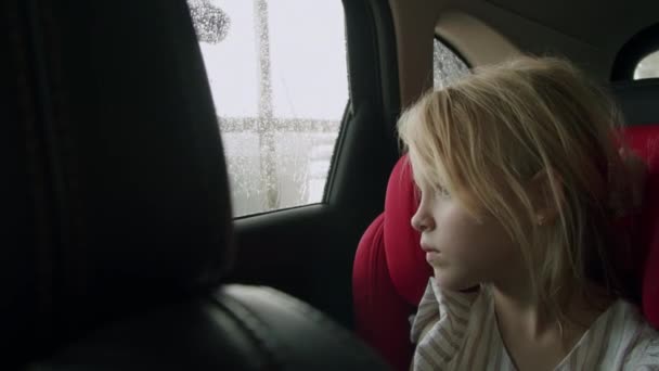 Mała Dziewczynka Siedzi Wnętrzu Samochodu Czerwonym Foteliku Samochodowym Znajdującym Się — Wideo stockowe