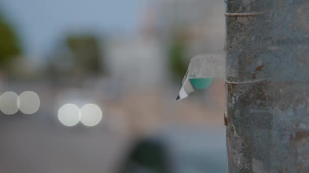Bir Sokak Direğine Yapıştırılmış Bir Bant Parçası Rüzgarda Savruluyor Odaklı — Stok video