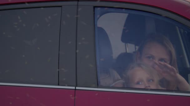 Uma Mulher Com Uma Criança Está Sentada Carro Vermelho Olhando — Vídeo de Stock