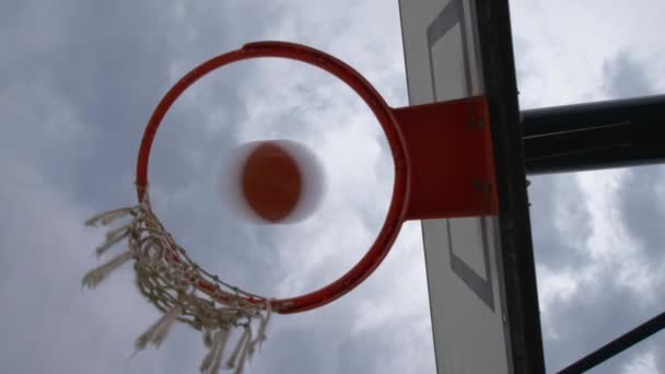 Egy Narancs Fehér Kosárlabda Eltalált Egy Kopott Kosarat Egy Szakadt — Stock videók