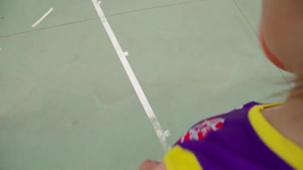 一个身穿运动服的少年正在练习打篮球 — 图库视频影像