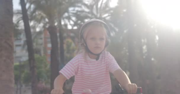 Una Niña Alegre Años Está Montando Una Bicicleta Largo Sendero — Vídeo de stock