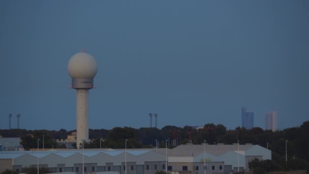 Der Tower Der Flugsicherung Flughafen Vor Der Kulisse Des Abendhimmels — Stockvideo