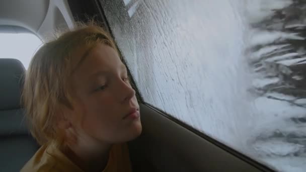 Хлопчик Підліток Сидить Машині Автомийці Спостерігаючи Роботою Щіток — стокове відео