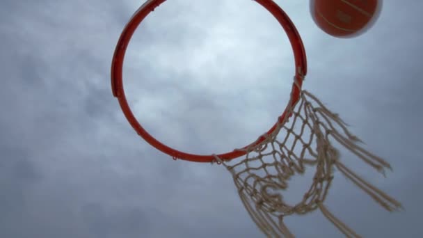 篮球篮筐上有一个破网子 球从第二杆进入篮筐 透过圈圈观看 — 图库视频影像