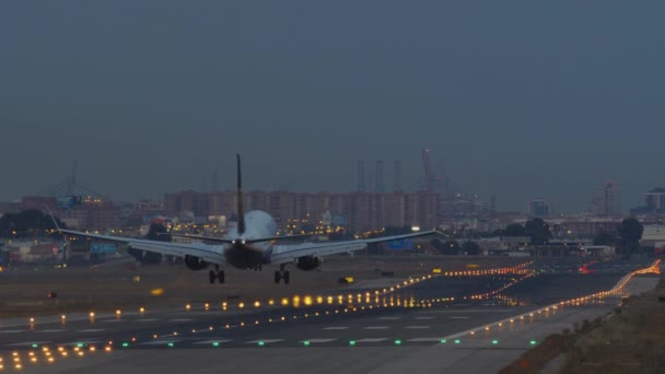 Samolot Pasażerski Wylądował Wieczorem Pasie Startowym Lotniska — Wideo stockowe